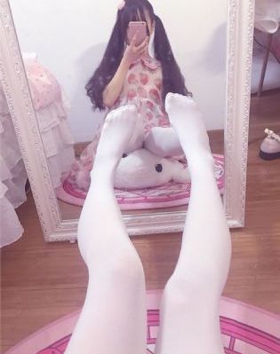 自慰扒开腿揉捏_十万网红美女美酱